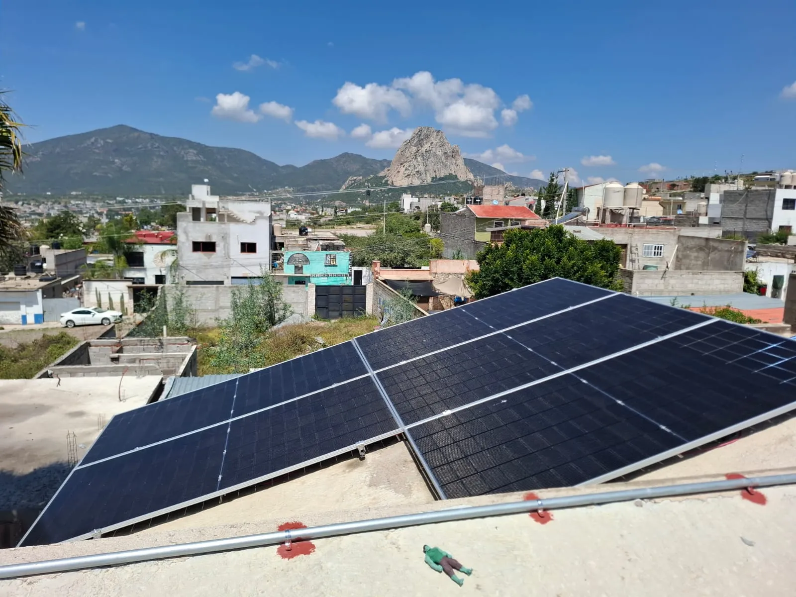 Paneles solares con vista a la Peña de Bernal
