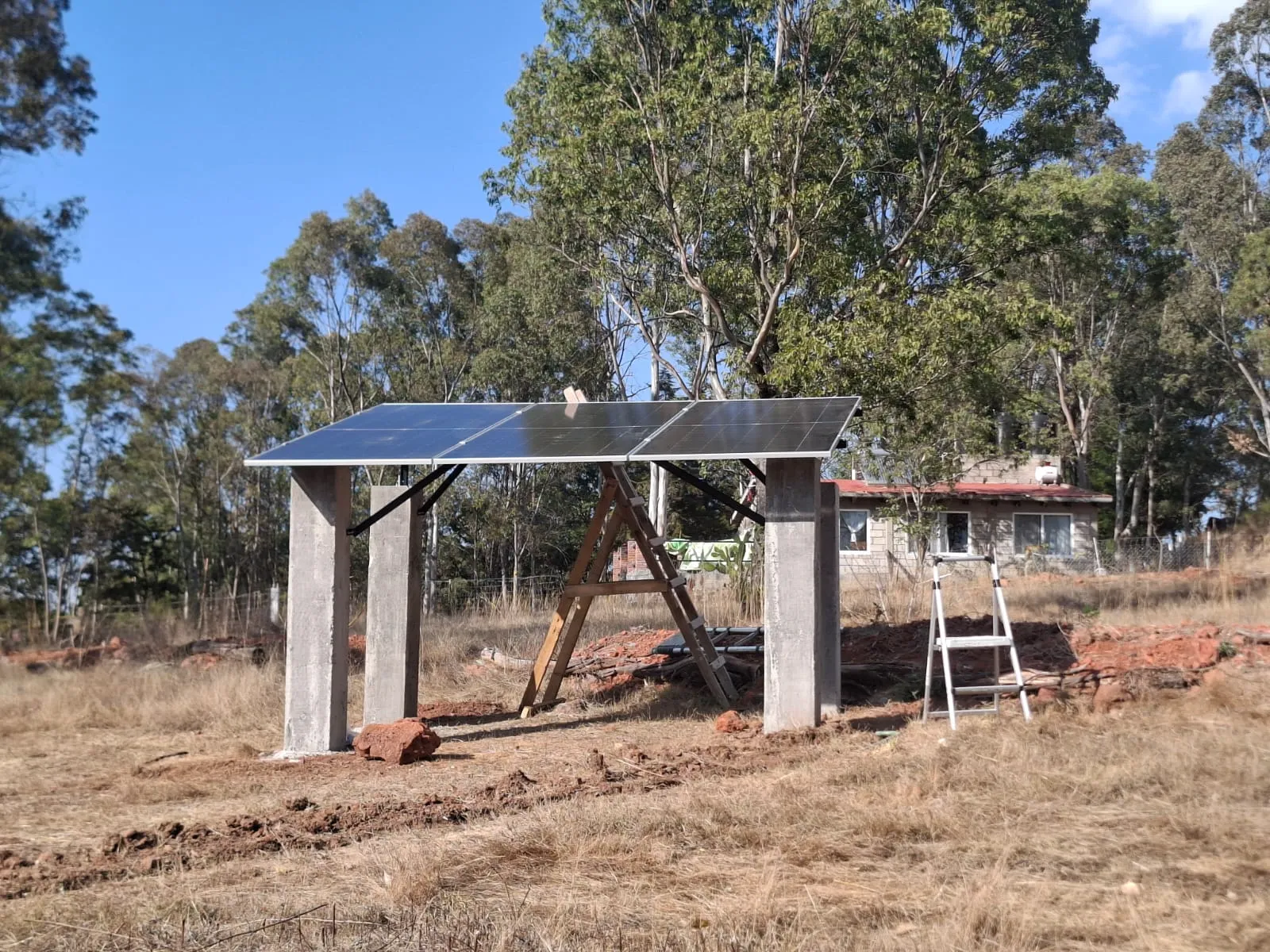 Instalación solar en techo industrial cerca de Bernal
