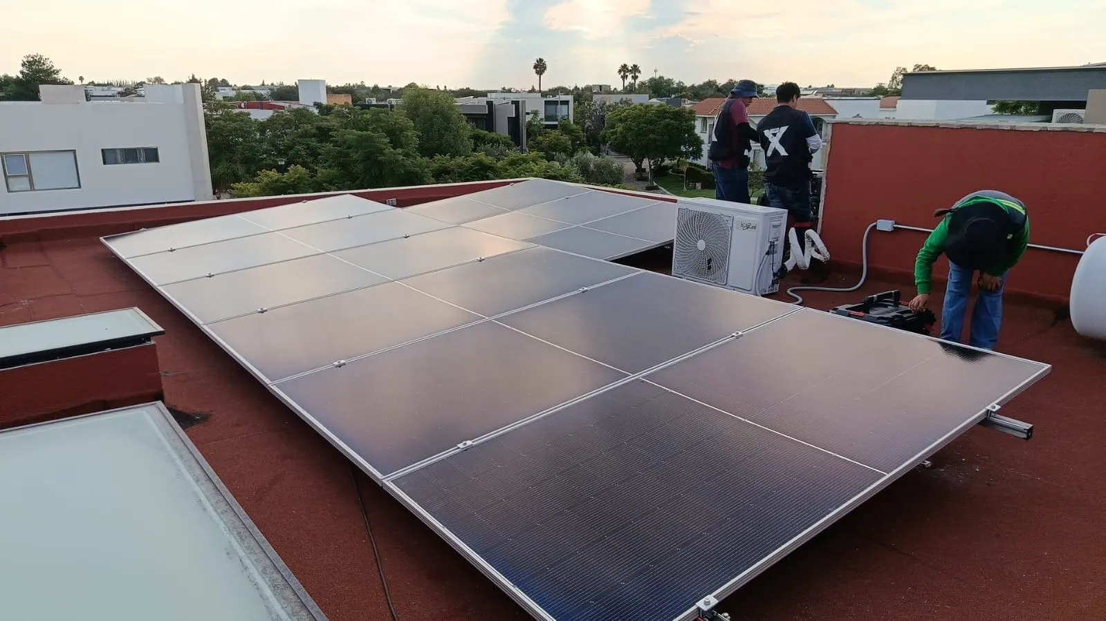 Equipo de DC Miyotl instalando paneles solares en El Campanario