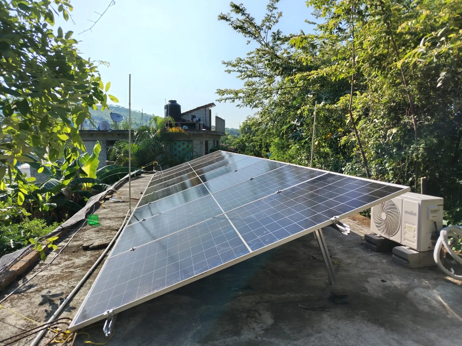 Paneles solares instalados en Hidalgo, vista con montañas