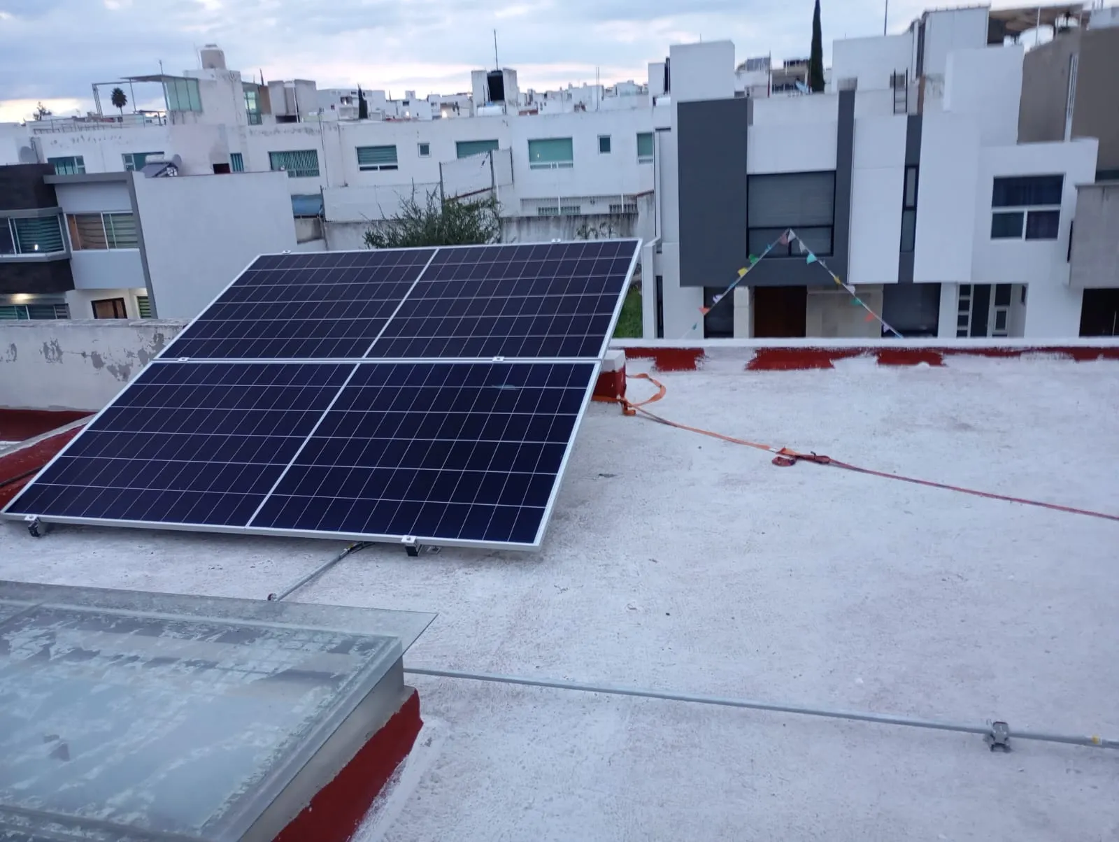 Instalación de paneles solares terminada en El Mirador, Querétaro