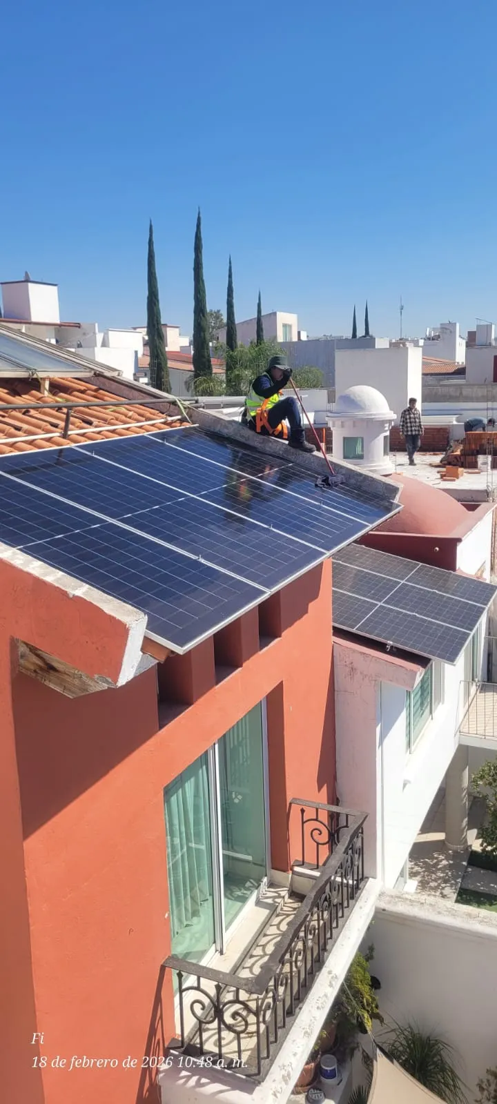 Instalación de paneles solares en techo de teja, Querétaro
